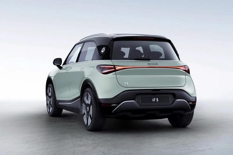 Smart #1 có một động cơ điện với công suất tối đa 272 mã lực và mô-men xoắn cực đại 343 Nm, dung lượng pin NMC 66 kW. Ngoài ra, vào tháng 3 năm 2023, Smart đã ra mắt #1 với pin LFP 49 kWh cho phạm vi 400 km CLTC