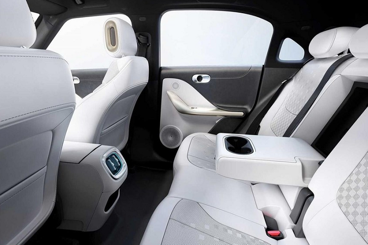 Cần nhớ rằng, Smart #1 có giá khởi điểm không hề rẻ, khi từ 179.000 nhân dân tệ đến 279.000 nhân dân tệ (tương đương 610 triệu đồng đến 951 triệu đồng), gấp 2 đến 2,5 lần so với giá bán trung bình các mẫu xe ô tô điện Trung Quốc hiện nay. Điều này cho thấy, cú bắt tay của Mercedes-Benz và đối tác Geely ở Trung Quốc đã bắt đầu hái quả ngọt.