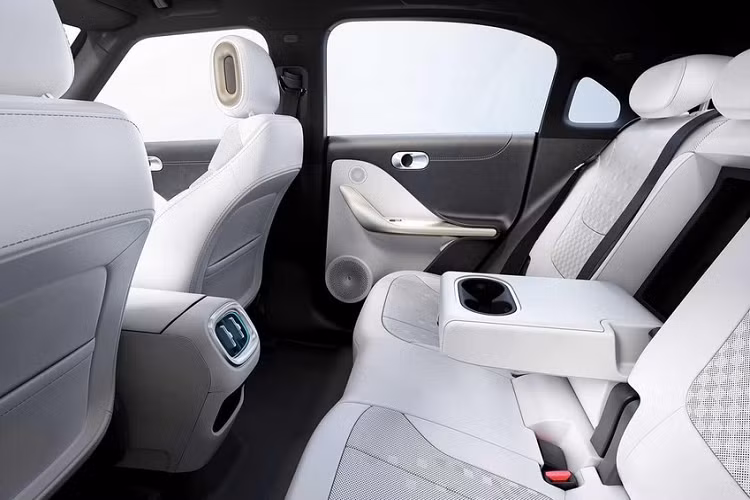 Cần nhớ rằng, Smart #1 có giá khởi điểm không hề rẻ, khi từ 179.000 nhân dân tệ đến 279.000 nhân dân tệ (tương đương 610 triệu đồng đến 951 triệu đồng), gấp 2 đến 2,5 lần so với giá bán trung bình các mẫu xe ô tô điện Trung Quốc hiện nay. Điều này cho thấy, cú bắt tay của Mercedes-Benz và đối tác Geely ở Trung Quốc đã bắt đầu hái quả ngọt.