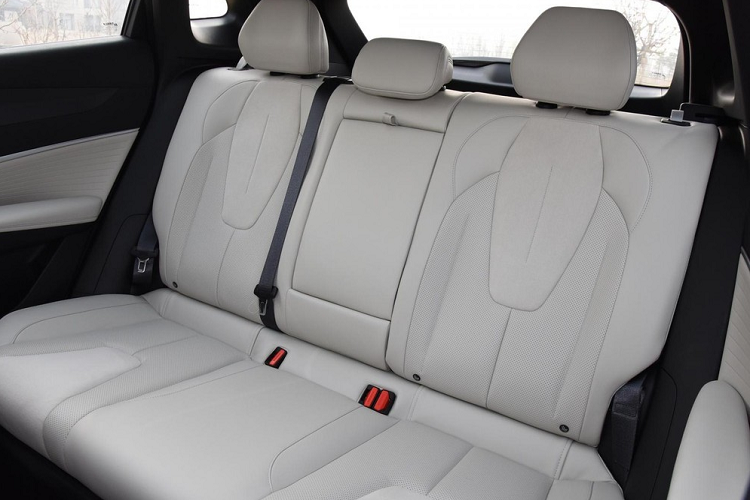 Được định vị là một chiếc SUV cỡ nhỏ, Geely Boyue Cool 2024 giá rẻ sở hữu kích thước 4.510/1.865/1.650 mm và chiều dài cơ sở 2.701 mm. Điểm nhấn của ngoại hình xe là việc áp dụng ngôn ngữ thiết kế “Starburst Vision” của Geely, mang đến hình dáng đẹp mắt, thời trang, phù hợp với giới trẻ.