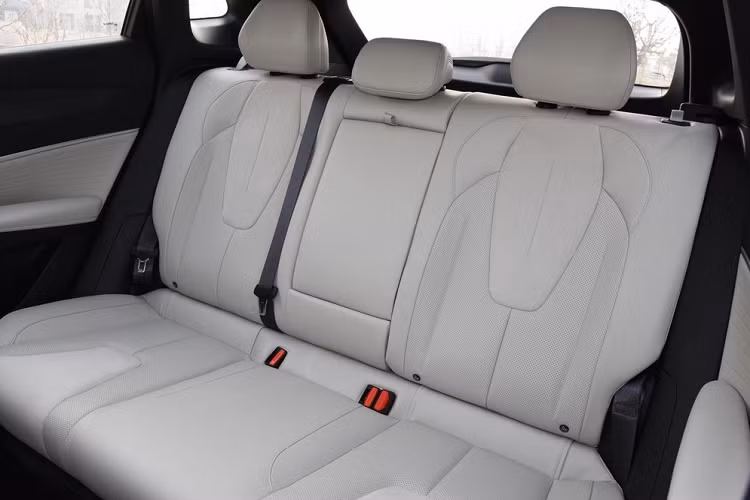 Được định vị là một chiếc SUV cỡ nhỏ, Geely Boyue Cool 2024 giá rẻ sở hữu kích thước 4.510/1.865/1.650 mm và chiều dài cơ sở 2.701 mm. Điểm nhấn của ngoại hình xe là việc áp dụng ngôn ngữ thiết kế “Starburst Vision” của Geely, mang đến hình dáng đẹp mắt, thời trang, phù hợp với giới trẻ.