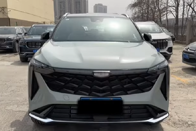 Còn nội thất có bảng đồng hồ kỹ thuật số full LCD 10,25 inch và màn hình điều khiển trung tâm kỹ thuật số kích thước 13,2 inch tích hợp chip Qualcomm Snapdragon 8155, xe có tổng cộng 39 chỗ chứa đồ và thể tích cốp là 571 lít. Khách hàng có thể lựa chọn 4 màu ngoại thất là trắng, xanh dương, xanh lục và xám cũng như 2 màu nội thất là xám và be.