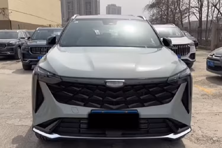 Còn nội thất có bảng đồng hồ kỹ thuật số full LCD 10,25 inch và màn hình điều khiển trung tâm kỹ thuật số kích thước 13,2 inch tích hợp chip Qualcomm Snapdragon 8155, xe có tổng cộng 39 chỗ chứa đồ và thể tích cốp là 571 lít. Khách hàng có thể lựa chọn 4 màu ngoại thất là trắng, xanh dương, xanh lục và xám cũng như 2 màu nội thất là xám và be.