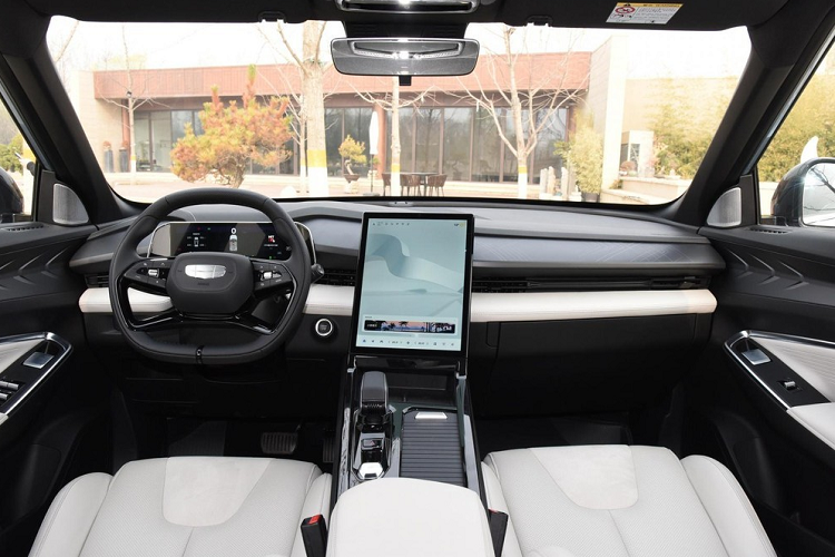 Như vậy, so với mức giá trước đó được tiết lộ từ 372 triệu đồng, trong ngày ra mắt chính thức vào 26/4, liên doanh Volvo và Geely đã ấn định mức giá bán cho xe chỉ từ 346 triệu đồng, tức rẻ hơn 26 triệu đồng. Thậm chí nếu bạn cọc mua xe bây giờ sẽ được hưởng khuyến mãi và khi trừ tiền, giá xe chỉ còn từ 336 triệu đồng.