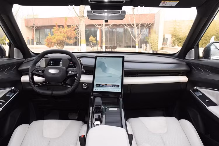 Như vậy, so với mức giá trước đó được tiết lộ từ 372 triệu đồng, trong ngày ra mắt chính thức vào 26/4, liên doanh Volvo và Geely đã ấn định mức giá bán cho xe chỉ từ 346 triệu đồng, tức rẻ hơn 26 triệu đồng. Thậm chí nếu bạn cọc mua xe bây giờ sẽ được hưởng khuyến mãi và khi trừ tiền, giá xe chỉ còn từ 336 triệu đồng.