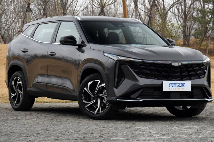 Cụ thể, mẫu xe SUV Geely Boyue Cool sẽ có bốn mẫu được bán ra thị trường với mức giá từ 102.800 nhân dân tệ đến 125.800 nhân dân tệ, với giá chốt này, Geely đã điều chỉnh tăng 1 bản cho xe và nhìn chung, giá giảm so với công bố đầu tháng.