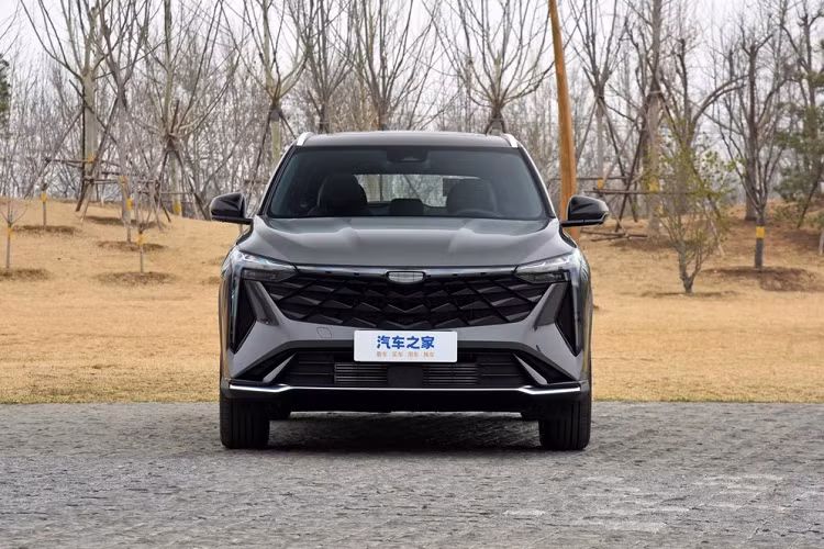 Vào ngày 26/4 vừa qua, chiếc xe SUV cỡ C - Boyue Cool - do Geely và Volvo hợp tác sản xuất đã được giới thiệu đến giới truyền thông Trung Quốc cũng như các khách hàng. So với lần ra mắt "online" đầu tháng, ở lần này, đã có sự bất ngờ lớn về giá bán của Geely Boyue Cool 2024 mới.