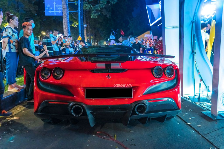 Thân xe có nhiều đường gân dập nổi. Xe được trang bị bộ mâm 5 chấu kép hình ngôi sao dạng xoay kích thước 20 inch, đi kèm lốp Pirelli P ZERO kích cỡ 245/35ZR20 ở bánh trước và 305/30ZR20 ở bánh sau. Tương tự 488 Pista, thân xe khí động học của F8 Tributo được Ferrari phát triển trực tiếp trên đường đua.