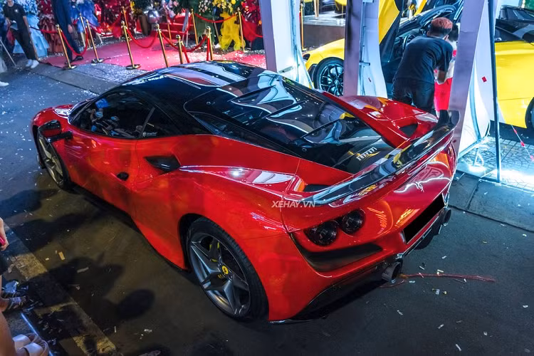 So với 488 GTB, Ferrari F8 Tributo độ Novitec Rosso có kiểu dáng cứng cáp và thể thao hơn nhờ sở hữu nhiều đường cắt xẻ góc cạnh lấy cảm hứng từ chiếc 308 GTB. Đầu xe được thiết kế theo ngôn ngữ S-Duct (lần đầu xuất hiện trên 488 Pista) giúp tăng 15% lực ép xuống mặt đường so với 488 GTB. Nổi bật là đèn pha LED nằm ngang thanh mảnh, gọn gàng hơn, các khe hút gió mới giúp tăng tính khí động học.