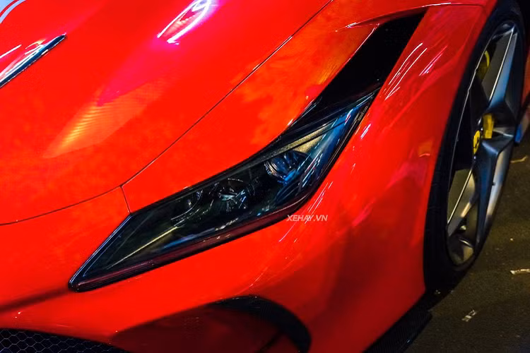 Xe sở hữu bộ tản nhiệt mạnh mẽ phía trước hay khe hút gió làm mát động cơ đặt ở hai bên của cánh lướt gió thay vì hai bên sườn. Ở phía sau, nắp động cơ của F8 Tributo lại gợi nhớ đôi chút tới huyền thoại F40. Cụm đèn hậu là loại hai cặp đèn tròn mỗi bên đặc trưng của thương hiệu, phía bên dưới chúng ta sẽ bắt gặp hai ống xả hình tròn đẹp mắt.