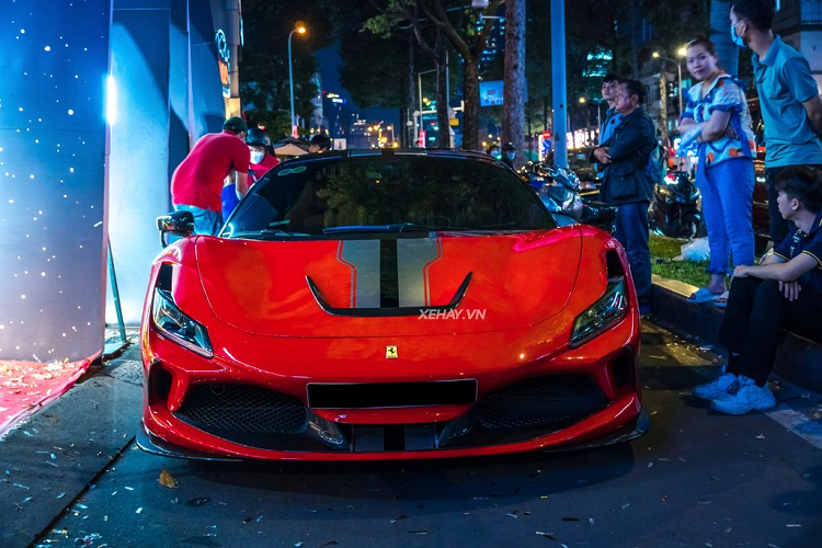 Tại triển lãm Geneva 2015, Ferrari 488 GTB từng được hãng xe nước Ý trình làng để thay thế cho 458 Italia. Sau 4 năm, mẫu xe này đã có hậu duệ là Ferrari F8 Tributo mới. Là thế hệ "kế nhiệm" của 488 GTB, Ferrari F8 Tributo dần được giới chơi xe tại Việt Nam ưa chuộng với ngoại thất hiện đại và bắt mắt hơn.