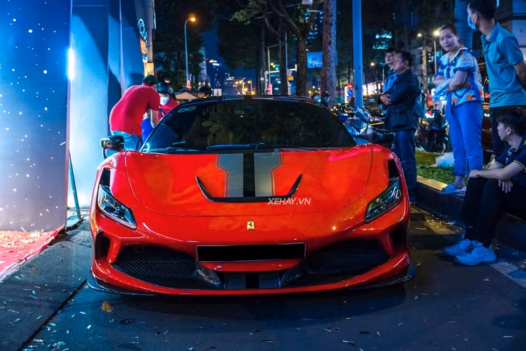 Tại triển lãm Geneva 2015, Ferrari 488 GTB từng được hãng xe nước Ý trình làng để thay thế cho 458 Italia. Sau 4 năm, mẫu xe này đã có hậu duệ là Ferrari F8 Tributo mới. Là thế hệ "kế nhiệm" của 488 GTB, Ferrari F8 Tributo dần được giới chơi xe tại Việt Nam ưa chuộng với ngoại thất hiện đại và bắt mắt hơn.