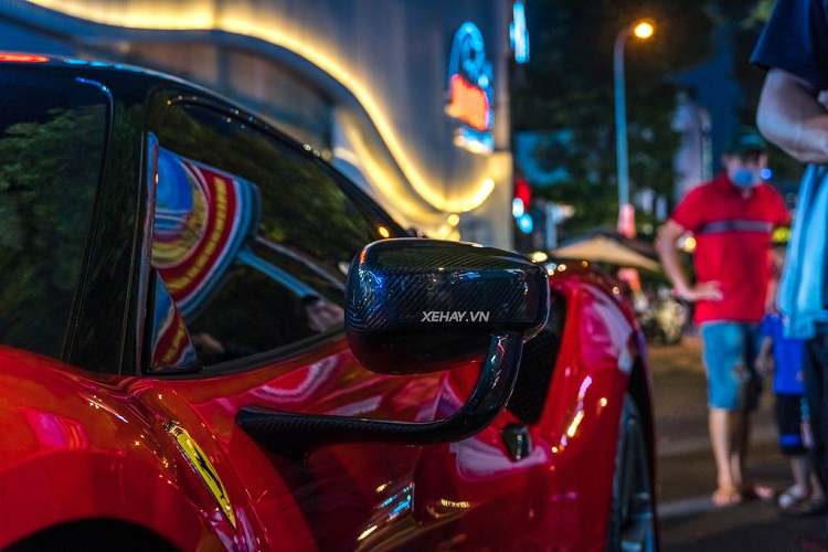 Cánh gió sau lấy cảm hứng từ chiếc 308 GTB. Siêu xe Ferrari F8 Tributo sở hữu khối động cơ V8 twin turbo dung tích 3.9L, sản sinh công suất tối đa 720 mã lực cùng mô-men xoắn cực đại 770 Nm. Khối động cơ này cũng được chia sẻ trên phiên bản mui trần F8 Spider. Xe có thể tăng tốc 0-100 km/h trong 2,9 giây, 0-200 km/h trong 7,9 giây và vận tốc tối đa là 340 km/h.