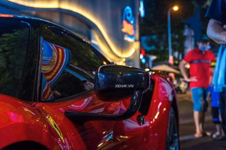 Cánh gió sau lấy cảm hứng từ chiếc 308 GTB. Siêu xe Ferrari F8 Tributo sở hữu khối động cơ V8 twin turbo dung tích 3.9L, sản sinh công suất tối đa 720 mã lực cùng mô-men xoắn cực đại 770 Nm. Khối động cơ này cũng được chia sẻ trên phiên bản mui trần F8 Spider. Xe có thể tăng tốc 0-100 km/h trong 2,9 giây, 0-200 km/h trong 7,9 giây và vận tốc tối đa là 340 km/h.