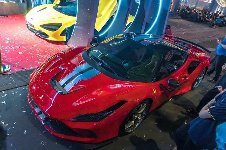 Được biết, mới đây chủ nhân của chiếc Ferrari F8 Tributo trong bài đã mạnh tay chi tiền, bổ sung thêm nhiều chi tiết carbon trong gói độ Novitec Rosso cho “siêu ngựa” nước Ý. Chưa hết, người này còn trang bị cho Ferrari F8 Tributo cặp gương chiếu hậu có phong cách như xe đua GT3 và hệ thống ống xả của Akrapovic.