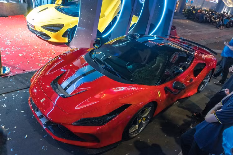 Được biết, mới đây chủ nhân của chiếc Ferrari F8 Tributo trong bài đã mạnh tay chi tiền, bổ sung thêm nhiều chi tiết carbon trong gói độ Novitec Rosso cho “siêu ngựa” nước Ý. Chưa hết, người này còn trang bị cho Ferrari F8 Tributo cặp gương chiếu hậu có phong cách như xe đua GT3 và hệ thống ống xả của Akrapovic.