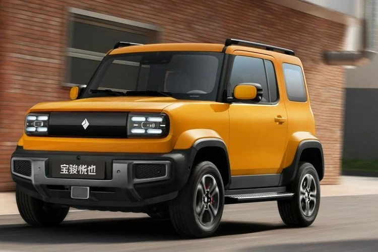 Phần đầu xe Baojun Yep có điểm nhấn mạnh nhất chính là hệ thống chiếu sáng, bao gồm đèn pha LED nằm chính giữa và bao bọc 4 góc xung quanh là dải đèn LED chiếu sáng ban ngày nằm ngang đẹp mắt. Nối liền 2 đèn pha với nhau là ốp nhựa màu đen trong khi cản trước/sau sở hữu thiết kế bắt mắt.