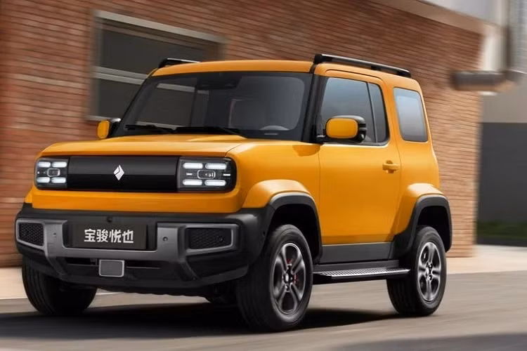 Phần đầu xe Baojun Yep có điểm nhấn mạnh nhất chính là hệ thống chiếu sáng, bao gồm đèn pha LED nằm chính giữa và bao bọc 4 góc xung quanh là dải đèn LED chiếu sáng ban ngày nằm ngang đẹp mắt. Nối liền 2 đèn pha với nhau là ốp nhựa màu đen trong khi cản trước/sau sở hữu thiết kế bắt mắt.