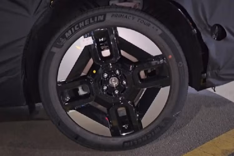 Ngoài ra, chiếc SUV này vẫn có dải đèn LED đặt dọc hình chữ "L" cỡ lớn kết hợp với các đèn LED hình chữ L nhỏ hơn tích hợp vào lưới tản nhiệt. Hai bên sườn xe thiết kế cơ bắp, tạo điểm nhấn bằng những đường gân nổi sắc cạnh. Bên cạnh đó, mẫu SUV thuần điện cỡ lớn này còn được trang bị nóc thẳng, cột D lạ mắt và tay nắm cửa nằm chìm vào thân xe.