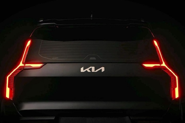 Theo công bố từ hãng, Kia EV9 sẽ có 5 phiên bản với thông số kỹ thuật khác nhau. Đi cùng với đó là nhiều loại mâm với kích thước từ 19 - 21 inch, tùy phiên bản. Phía đuôi xe có cụm đèn hậu được thiết kế nằm dọc ôm lấy 2 góc đuôi xe và kéo dài lên trên kính chắn gió sau.