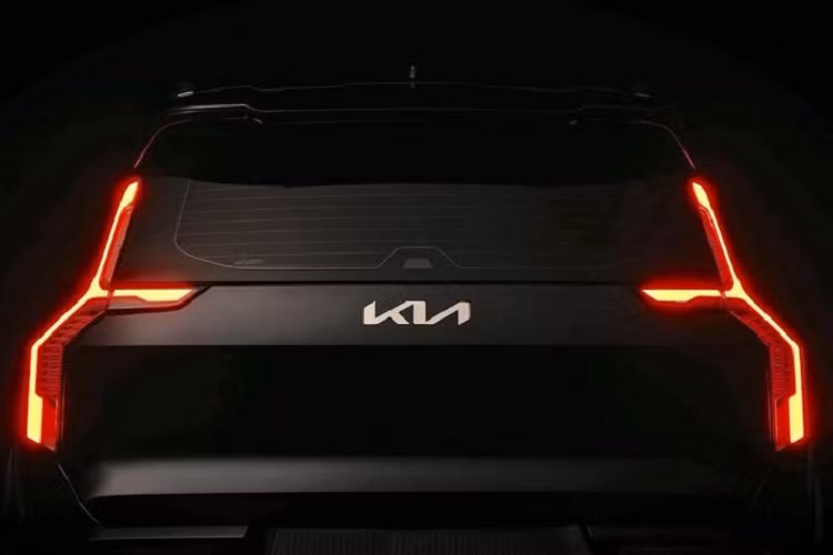 Theo công bố từ hãng, Kia EV9 sẽ có 5 phiên bản với thông số kỹ thuật khác nhau. Đi cùng với đó là nhiều loại mâm với kích thước từ 19 - 21 inch, tùy phiên bản. Phía đuôi xe có cụm đèn hậu được thiết kế nằm dọc ôm lấy 2 góc đuôi xe và kéo dài lên trên kính chắn gió sau.