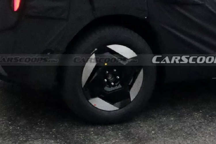 Dựa vào đoạn video teaser mới được công bố của Kia, có thể thấy, xe vẫn giữ lại khá nhiều chi tiết thiết kế giống với bản concept. Xe vẫn giữ nguyên bề mặt góc cạnh và tỷ lệ, chỉ thay đổi một số chi tiết để phù hợp với những mẫu xe thương mại hơn như: gương chiếu hậu thông thường, cụm đèn pha lớn hơn và cản trước và sau được thiết kế lại một chút.