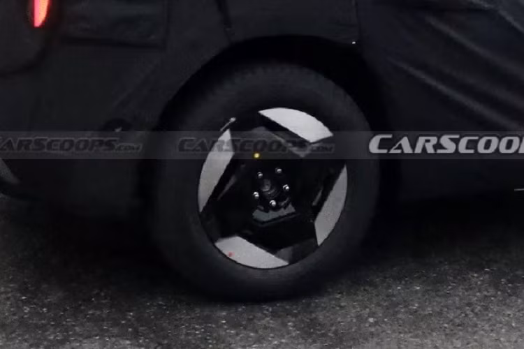 Dựa vào đoạn video teaser mới được công bố của Kia, có thể thấy, xe vẫn giữ lại khá nhiều chi tiết thiết kế giống với bản concept. Xe vẫn giữ nguyên bề mặt góc cạnh và tỷ lệ, chỉ thay đổi một số chi tiết để phù hợp với những mẫu xe thương mại hơn như: gương chiếu hậu thông thường, cụm đèn pha lớn hơn và cản trước và sau được thiết kế lại một chút.