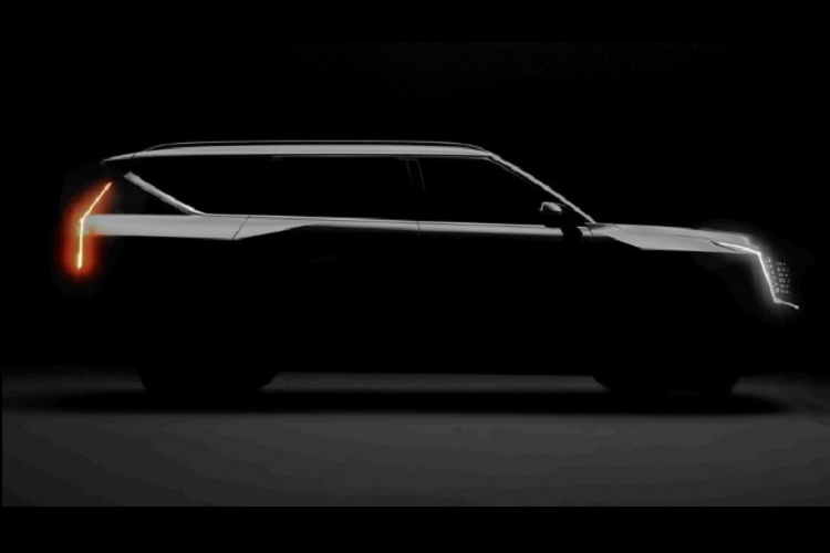 Theo nhiều nguồn tin, bản thương mại của mẫu SUV thuần điện này sẽ có kích thước tương tự như phiên bản concept với chiều dài 4.930 mm, chiều rộng 2.055 mm, chiều cao 1.790 mm và chiều dài cơ sở 3.100 mm. Với kích thước này, Kia EV9 2024 chạy điện sẽ là đối thủ của VinFast VF9, Mercedes EQB và Rivian R1S.