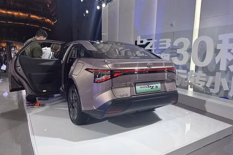 Cụ thể, mẫu xe sedan chạy điện hạng trung này được trang bị một motor điện nằm trên cầu sau với 2 mức công suất là 180 và 240 mã lực, kết hợp mô-men xoắn cực đại 350 Nm.