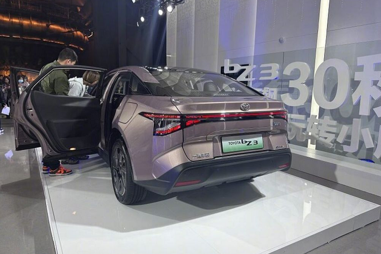 Cụ thể, mẫu xe sedan chạy điện hạng trung này được trang bị một motor điện nằm trên cầu sau với 2 mức công suất là 180 và 240 mã lực, kết hợp mô-men xoắn cực đại 350 Nm.