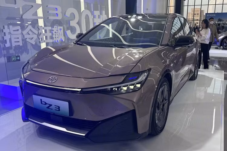 Đi kèm với đó là giá xe Toyota bZ3 2023 tại Trung Quốc dao động từ 24.700 USD đến 29.000 USD (tương đương từ 580 đến 682 triệu đồng). Bên cạnh đó, khách mua Toyota bZ3 từ 16/4 đến 31/7/2023 sẽ được nhận ưu đãi trị giá 2.180 USD (khoảng 51 triệu đồng).