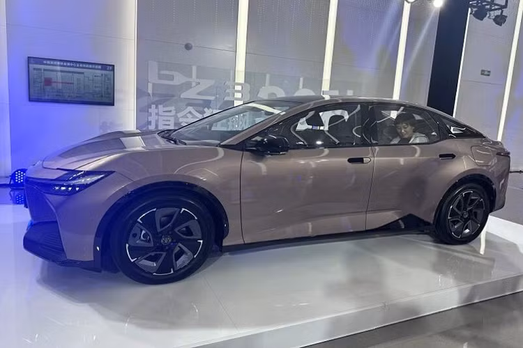 Toyota cho biết bZ3 đã nhận được sự quan tâm của khách hàng ngay trong ngày đầu mở bán và thu về hơn 5.000 đơn đặt hàng sau 24 giờ - vượt xa kỳ vọng của hãng.