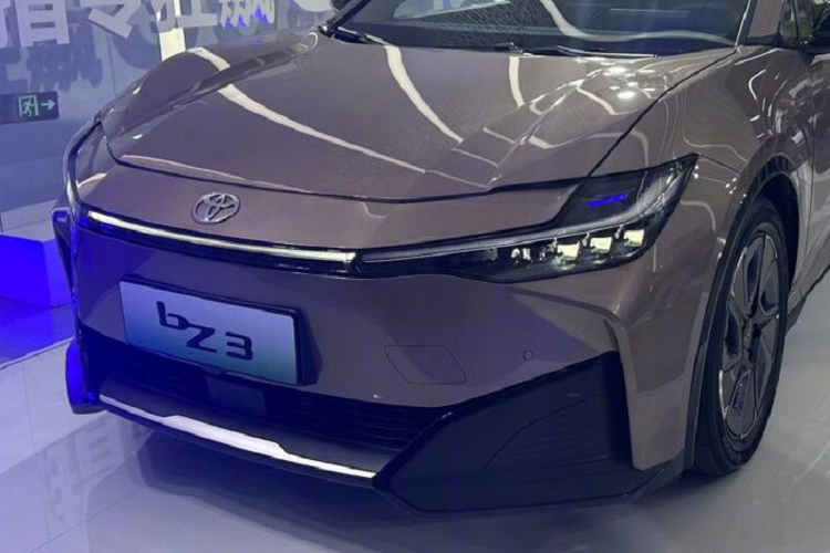 Toyota bZ3 cũng cung cấp cho khách hàng hai tùy chọn dung lượng pin là 49,92 kWh hoặc 65,28 kWh, cho quãng đường di chuyển lần lượt là 517 km và 616 km theo chu trình thử nghiệm CLTC.