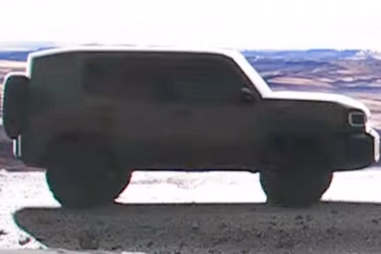 Với chiếc xe thứ 2, đây có thể đây chính là Toyota Land Cruiser thuần điện mới. Tuy nhiên, xe đã được tinh chỉnh một số chi tiết bên sườn và được bổ sung thêm lốp dự phòng. Xe cũng mang dáng dấp offroad hơn với ngoại hình hầm hố, vuông vức, gầm cao, đầu và đuôi xe ngắn.