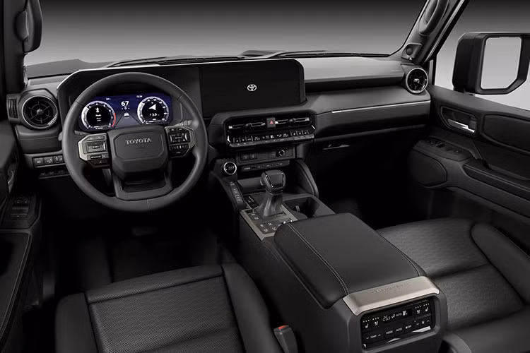 Đầu tiên, dòng xe này có thể sẽ là sự hồi sinh của chiếc FJ Cruiser trong quá khứ. Thiết kế vuông vức và cột C lớn tương đồng đã cho thấy điều này. Tuy nhiên cũng không ngoại trừ khả năng Toyota sẽ đặt cho nó một cái tên mới.