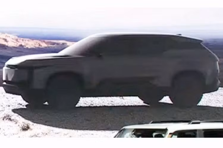 Chiếc xe đầu tiên với ngoại hình hoàn toàn lạ lẫm, có thể đây sẽ là một mẫu xe sẽ sớm ra mắt trong thời gian tới. Xe sở hữu thiết kế tròn trịa giống một chiếc SUV đô thị. Ngoại hình của xe khá giống với xe điện bởi đầu xe có vẻ như sử dụng lưới tản nhiệt giả.