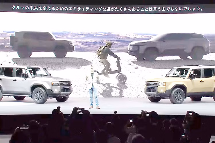 Tại cuối sự kiện ra mắt Toyota Land Cruiser Prado thế hệ mới vừa qua, hãng xe Nhật Bản cũng đồng thời hé lộ 2 mẫu SUV chưa từng xuất hiện trước đây. Điều này khiến nhiều người đồn đoán đây chính là Toyota Land Cruiser Prado EV 2024 mới phiên bản chạy điện.