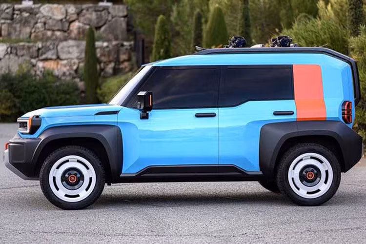 Những điểm tương đồng không thể chối cãi gồm đèn pha LED hình chữ nhật, đèn hậu với kiểu dáng tương tự và cột C to bản. Sự khác biệt của mẫu xe được Toyota hé lộ chỉ là nó có gầm cao hơn và thêm lốp dự phòng phía sau.