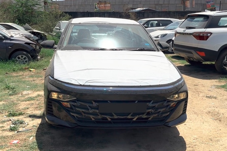 Một điểm thua thiệt nữa của Hyundai Accent EX 2023 chính là vành thép 15 inch, đi kèm ốp mâm màu bạc. Ốp gương ngoại thất và tay nắm cửa đều được sơn cùng màu với thân xe. Tuy nhiên, bản tiêu chuẩn thiếu những trang bị như anten vây cá trên nóc, đèn báo rẽ tích hợp vào gương chiếu hậu và đường chân kính mạ crôm.