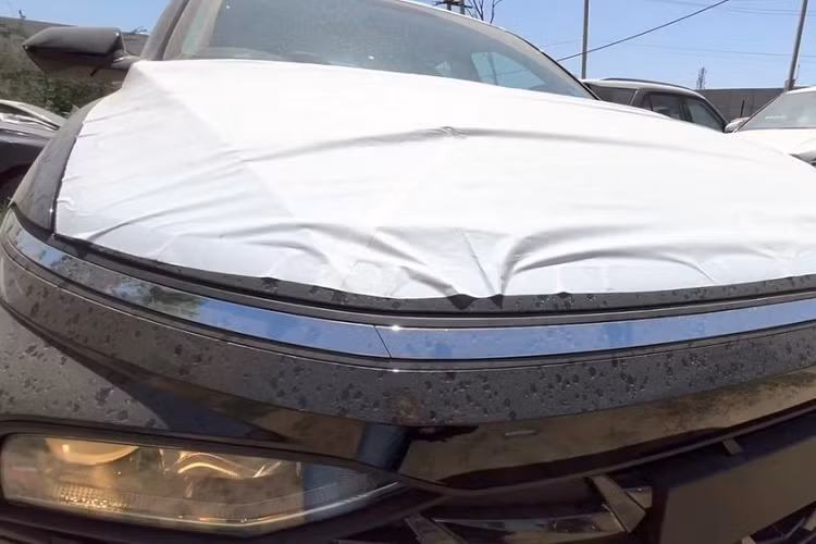 Vì là phiên bản thấp nhất nên Hyundai Accent 2023 sở hữu ngoại hình không "long lanh" như 3 bản cao cấp hơn. Có thể thấy ngay điều này từ hệ thống đèn trên đầu xe. Cụ thể, Hyundai Accent EX 2023 không có dải đèn LED định vị ban ngày nằm vắt ngang đầu xe như 3 phiên bản còn lại. Thay vào đó, phiên bản giá rẻ này chỉ có nẹp mạ crôm trang trí.