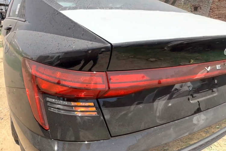 Trước mặt người lái là vô lăng 3 chấu, chỉnh lên/xuống và chỉ tích hợp nút chỉnh màn hình đa thông tin trong bảng đồng hồ phía sau. Ngoài ra, trên mặt táp-lô của Hyundai Accent EX 2023 còn không có màn hình giải trí. Do đó, xe cũng không có tính năng kết nối với điện thoại thông minh hay điều khiển bằng giọng nói. Bên dưới là các núm xoay chỉnh điều hòa. Điều hòa của bản tiêu chuẩn là loại chỉnh tay và không đi kèm cửa gió dành cho hàng ghế sau.