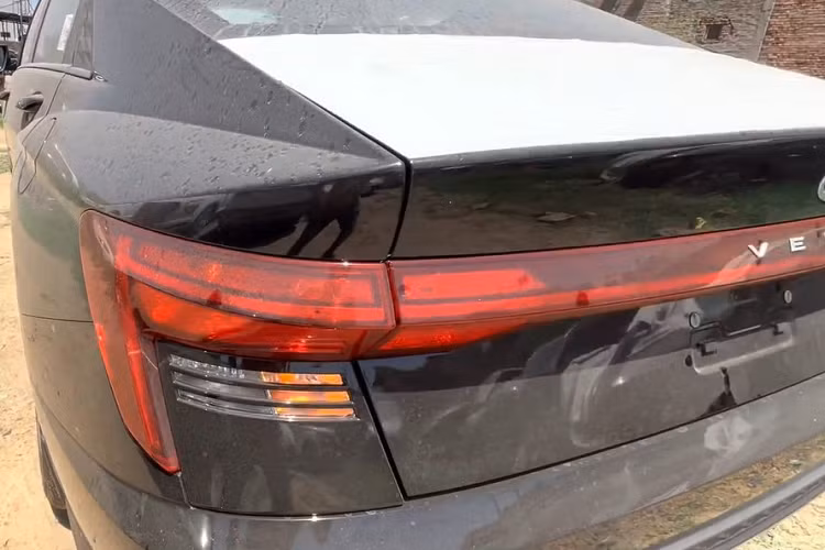 Trước mặt người lái là vô lăng 3 chấu, chỉnh lên/xuống và chỉ tích hợp nút chỉnh màn hình đa thông tin trong bảng đồng hồ phía sau. Ngoài ra, trên mặt táp-lô của Hyundai Accent EX 2023 còn không có màn hình giải trí. Do đó, xe cũng không có tính năng kết nối với điện thoại thông minh hay điều khiển bằng giọng nói. Bên dưới là các núm xoay chỉnh điều hòa. Điều hòa của bản tiêu chuẩn là loại chỉnh tay và không đi kèm cửa gió dành cho hàng ghế sau.