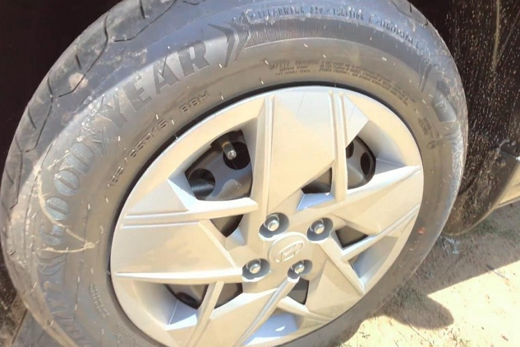 Gương chiếu hậu của bản EX chỉ có tính năng gập điện trong khi đèn báo rẽ nằm trên chắn bùn trước. Đằng sau, Hyundai Accent EX 2023 được trang bị đèn hậu mới nằm vắt ngang đuôi xe. Tuy nhiên, đèn hậu của bản tiêu chuẩn không phải là đèn LED mà chỉ là đèn Halogen. Bên cạnh đó, bản EX cũng không có cửa cốp chỉnh điện như bản cao cấp. Cản sau của xe đi kèm nẹp màu đen thay vì đen bóng nên trông kém sang hơn các bản còn lại.