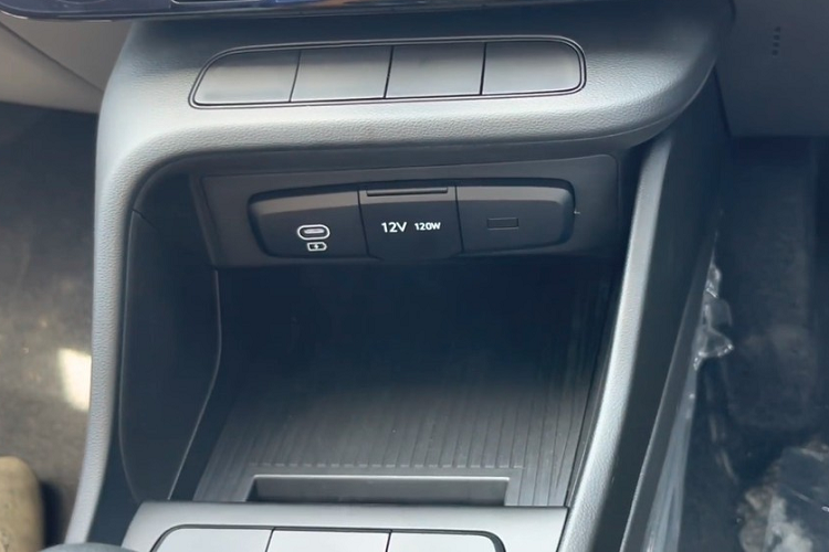 "Trái tim" của Hyundai Accent EX 2023 là động cơ xăng 4 xi-lanh, hút khí tự nhiên, dung tích 1.5L, sản sinh công suất tối đa 113 mã lực và mô-men xoắn cực đại 144 Nm. Động cơ này kết hợp với hộp số sàn 6 cấp và hệ dẫn động cầu trước. Lượng xăng tiêu thụ của động cơ khi đi với hộp số sàn là 18,6 km/lít (5,37 lít/100 km).