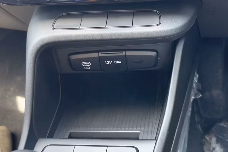 "Trái tim" của Hyundai Accent EX 2023 là động cơ xăng 4 xi-lanh, hút khí tự nhiên, dung tích 1.5L, sản sinh công suất tối đa 113 mã lực và mô-men xoắn cực đại 144 Nm. Động cơ này kết hợp với hộp số sàn 6 cấp và hệ dẫn động cầu trước. Lượng xăng tiêu thụ của động cơ khi đi với hộp số sàn là 18,6 km/lít (5,37 lít/100 km).