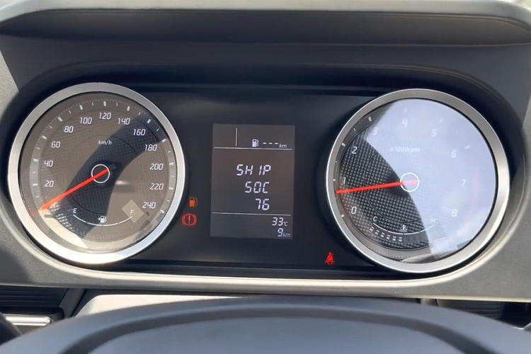 Đương nhiên, cũng không thể mong chờ những trang bị an toàn đầy đủ ở bản EX này. Thay vào đó, xe chỉ có 6 túi khí, hệ thống chống bó cứng phanh ABS, phân phối lực phanh điện tử EBD, cảm biến đỗ xe phía sau, đèn cảnh báo dừng khẩn cấp, nhắc nhở thắt dây an toàn ở mọi ghế, dây đai an toàn 3 điểm ở mọi vị trí, móc ghế trẻ em, phanh đĩa trước và phanh tang trống sau. Hệ thống cân bằng điện tử, hỗ trợ khởi hành ngang dốc, camera lùi và hệ thống kiểm soát hành trình đều bị cắt khỏi bản tiêu chuẩn.