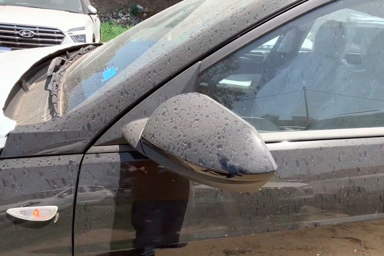 Bên trong Hyundai Accent EX 2023 là không gian nội thất khá "đơn sơ" với nhiều chi tiết nhựa trên mặt táp-lô và tapi cửa. Ghế của bản này được bọc nỉ màu sáng và dễ bị bẩn. Ghế lái của xe là loại chỉnh độ cao và giữa 2 ghế trước không có bệ tì tay trung tâm trượt lên/xuống như 3 bản còn lại. Tại đây, xe chỉ có phanh tay chỉnh cơ, 2 hộc đựng cốc và 1 ngăn chứa đồ.