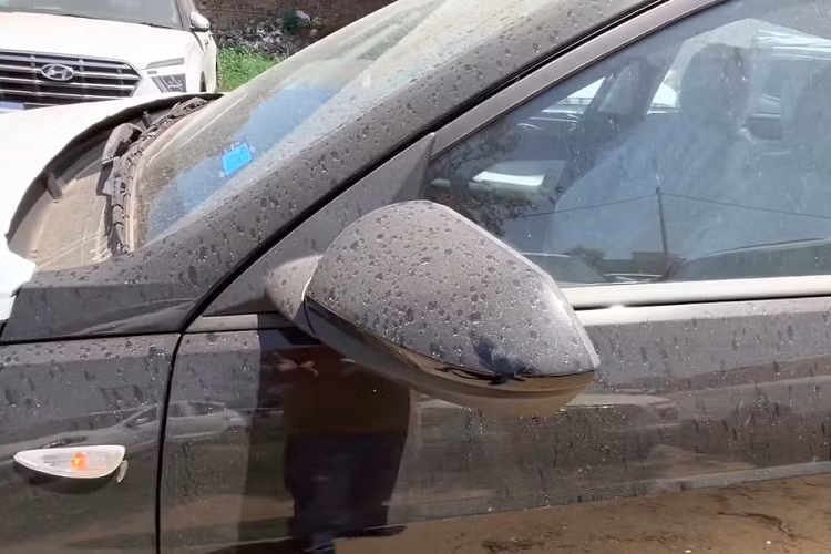 Bên trong Hyundai Accent EX 2023 là không gian nội thất khá "đơn sơ" với nhiều chi tiết nhựa trên mặt táp-lô và tapi cửa. Ghế của bản này được bọc nỉ màu sáng và dễ bị bẩn. Ghế lái của xe là loại chỉnh độ cao và giữa 2 ghế trước không có bệ tì tay trung tâm trượt lên/xuống như 3 bản còn lại. Tại đây, xe chỉ có phanh tay chỉnh cơ, 2 hộc đựng cốc và 1 ngăn chứa đồ.