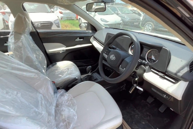 Thêm vào đó là cửa sổ chỉnh điện trước/sau, 3 cổng USB Type C, cổng sạc 12V, gương chiếu hậu 2 chế độ ngày/đêm và bệ tì tay tích hợp 2 hộc đựng cốc ở hàng ghế sau. Bản tiêu chuẩn thiếu khá nhiều trang bị so với các bản còn lại như lẫy chuyển số sau vô lăng, loa trước/sau, loa tweeter phía trước, tính năng kết nối Bluetooth, cửa sổ trời, sạc điện thoại không dây, hệ thống đèn viền, hộc lạnh đựng găng tay và khởi động bằng nút bấm. Người lái vẫn phải dùng chìa khóa để khởi động máy.