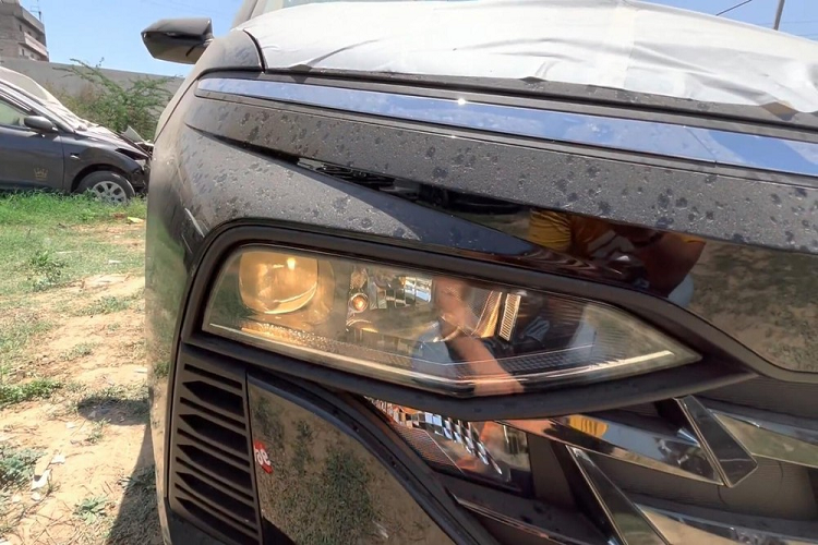 Bên dưới, Hyundai Accent EX 2023 chỉ được trang bị đèn pha Halogen dạng projector với tính năng tự động bật/tắt và chờ dẫn đường. Ở khu vực chính giữa đầu xe là lưới tản nhiệt với mắt lưới màu đen bóng, tương tự các phiên bản cao cấp hơn. Đèn báo rẽ dạng Halogen của xe cũng được tích hợp vào bên trong lưới tản nhiệt.